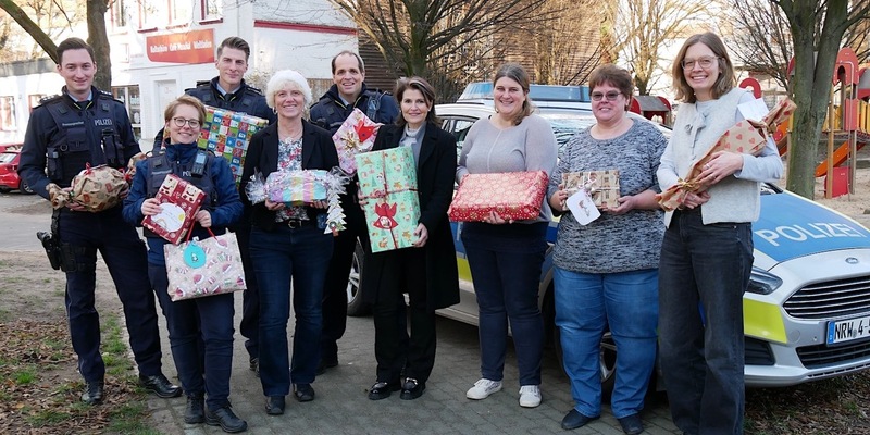 POL-HA: Hagener Polizei erfüllt Weihnachtswünsche von Kindern - Engagement für den Kinderschutzbund - Foto: presseportal.de
