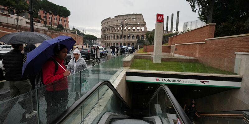 Ein antiker römischer Eimer, mit dem Wasser aus Brunnen geschöpft wurde und der auf das 5. bis 2. Jahrhundert vor Christus datiert wird, ist in der neuen U-Bahn-Station am Kolosseum zu sehen. - Foto: Alessandra Tarantino/AP/dpa