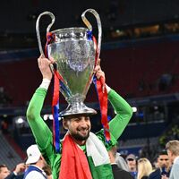 Krönung: Gianluigi Donnarumma mit der Champions-League-Trophäe. - Foto: Sven Hoppe/dpa