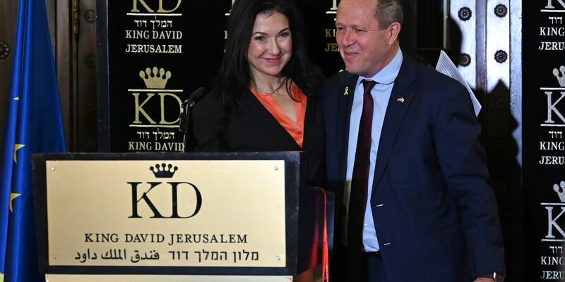 Mit Gedenktafeln wird an die Opfer erinnert. - Foto: Elisa Schu/dpa