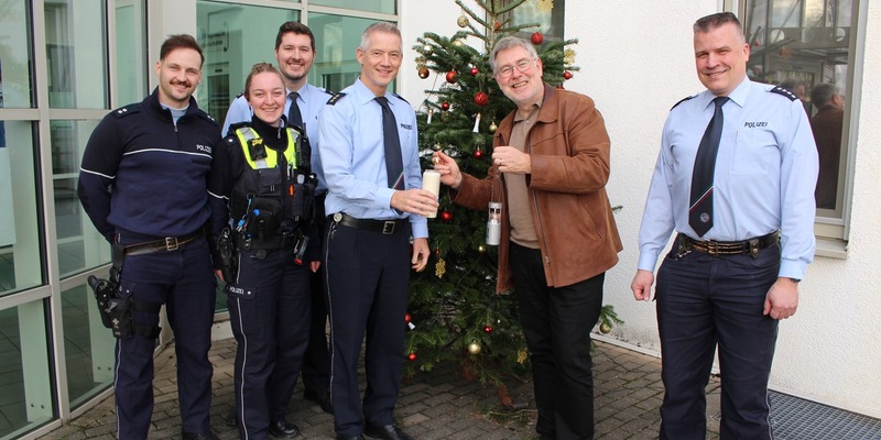 POL-RBK: Rhein.-Berg. Kreis - Gute Tradition seit 25 Jahren - Das Friedenslicht von Bethlehem ist da - Foto: presseportal.de