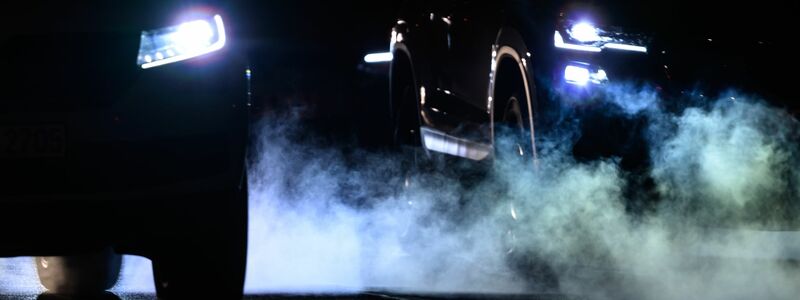 Die EU-Kommission will vom 100-Prozent-Reduktionsziel für Autos beim klimaschädlichen CO2-Ausstoß abrücken. (Symbolbild) - Foto: Robert Michael/dpa