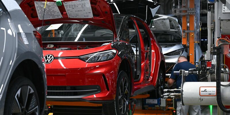 Die EU-Kommission will die Autoindustrie auch mit Bürokratieabbau entlasten. (Symbolbild) - Foto: Hendrik Schmidt/dpa