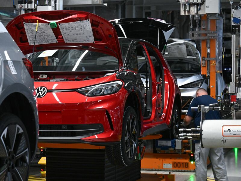 Die EU-Kommission will die Autoindustrie auch mit Bürokratieabbau entlasten. (Symbolbild) - Foto: Hendrik Schmidt/dpa