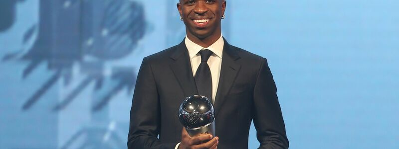 Gewann die Weltfußballer-Trophäe im vorigen Jahr: Vinicius Junior. - Foto: Hussein Sayed/AP/dpa