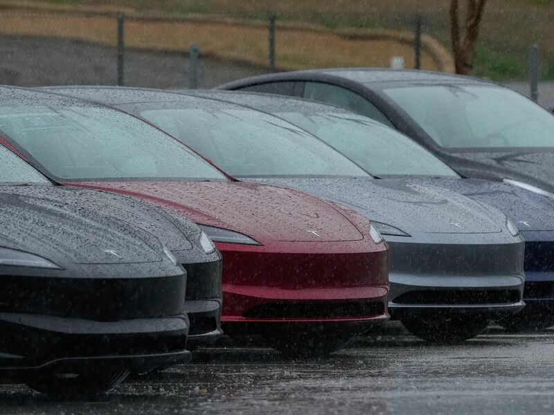 Um den Namen von Teslas Assistenzsystem «Autopilot» gibt es schon lange Streit. (Archivbild) - Foto: Godofredo A. Vásquez/AP/dpa