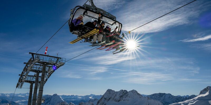 An der Zugspitze eröffnete das Skigebiet im November. Die Hauptsaison dort und vielen anderen alpinen Skigebieten beginnt an diesem Wochenende. (Archiv) - Foto: Peter Kneffel/dpa