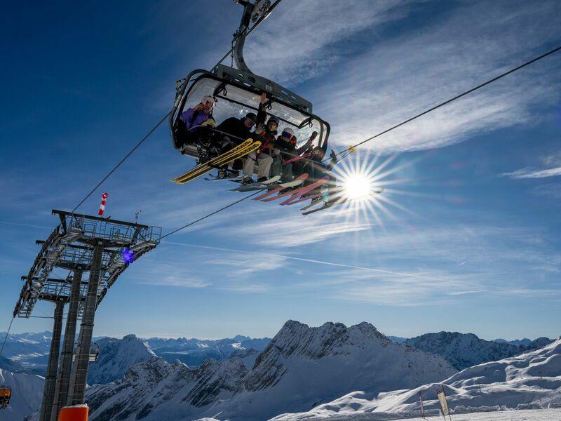 An der Zugspitze eröffnete das Skigebiet im November. Die Hauptsaison dort und vielen anderen alpinen Skigebieten beginnt an diesem Wochenende. (Archiv) - Foto: Peter Kneffel/dpa