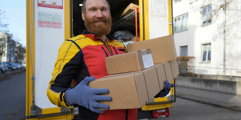 Zustellerin Kerstin Klein: «Die Arbeit hat mich echt zum Grinch gemacht.» - Foto: Manuel Genolet/dpa