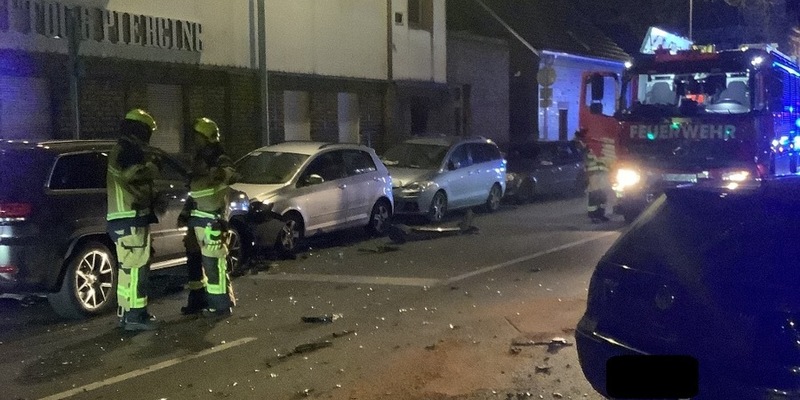 FW-OB: Verkehrsunfall mit mehreren beteiligten Fahrzeugen am frühen Morgen - Foto: presseportal.de