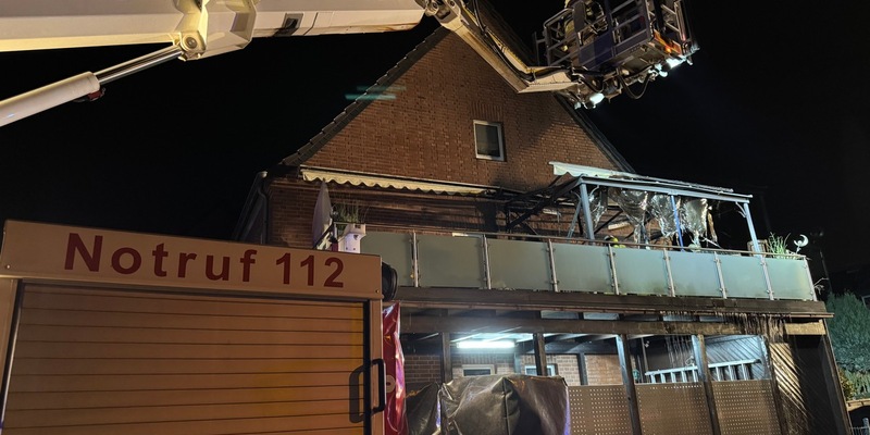 FW Tönisvorst: Brand einer Balkonüberdachung in Tönisvorst-St. Tönis - Schnelles Eingreifen der Feuerwehr verhindert Schlimmeres - Foto: presseportal.de