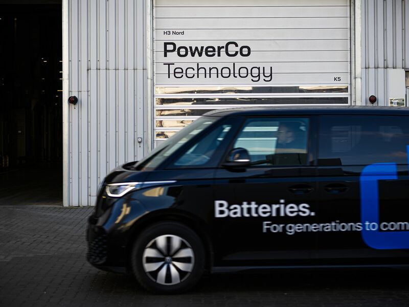 Erstmals zum Einsatz kommen sollen die Zellen aus Salzgitter bei den neuen Elektro-Kleinwagen VW ID. Polo und Cupra Raval. - Foto: Moritz Frankenberg/dpa