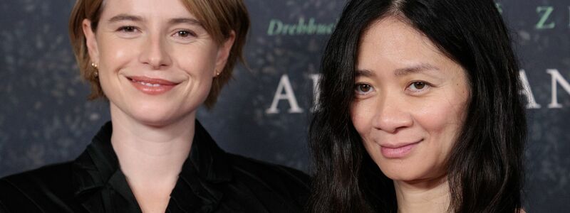 Jessie Buckley (l) und Regisseurin und Oscar- Preisträgerin Chloé Zhao bei der Berlin-Premiere von «Hamnet». (Archivbild) - Foto: Carsten Koall/dpa