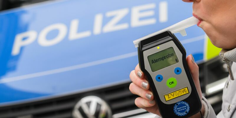 Auffälliger Alkoholkonsum blieb 2024 die häufigste Ursache für eine MPU. (Symbolbild) - Foto: Julian Stratenschulte/dpa