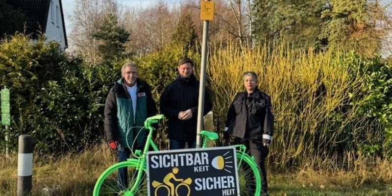 POL-VER: Grüne Fahrräder am Straßenrand: Verkehrswacht Osterholz, Gemeinde Lilienthal und Polizeiinspektion Verden/Osterholz wollen auf Radfahrer aufmerksam machen - Foto: presseportal.de