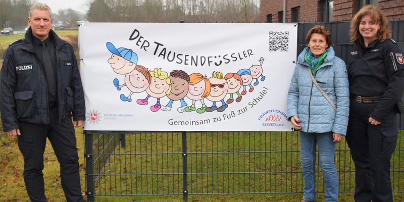 POL-WL: Der Tausendfüssler breitet sich weiter aus - Verkehrsprävention an den Grundschulen - neue Banner für mehr Aufmerksamkeit - Foto: presseportal.de
