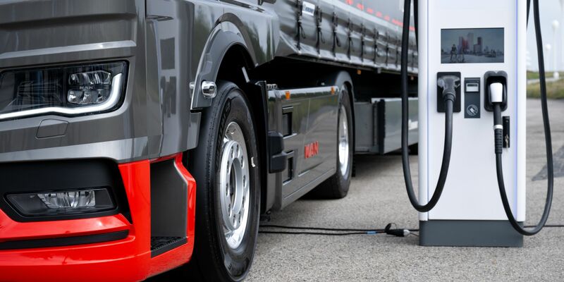 Auch bei Lkw spielt Elektromobilität künftig eine größere Rolle. (Symbolbild) - Foto: Sven Hoppe/dpa