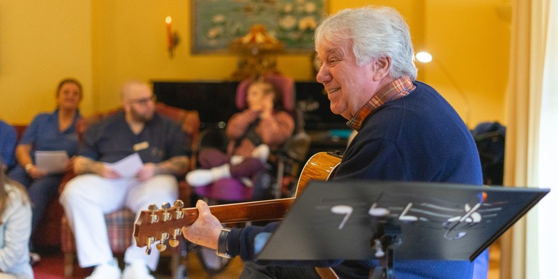 Strahlende Gesichter beim Weihnachtssingen in der Sternenbrücke: Rolf Zuckowski sorgte für unvergessliche Momente - Foto: presseportal.de