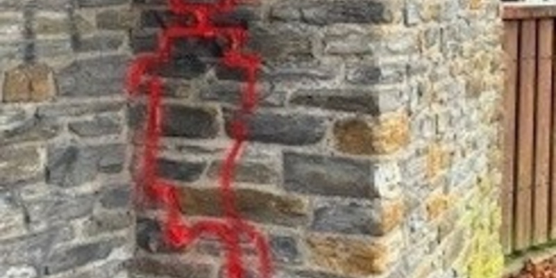 POL-PDTR: Graffiti Beschädigung von Gemeindeeigentum am Busbahnhof in Morbach. - Foto: presseportal.de