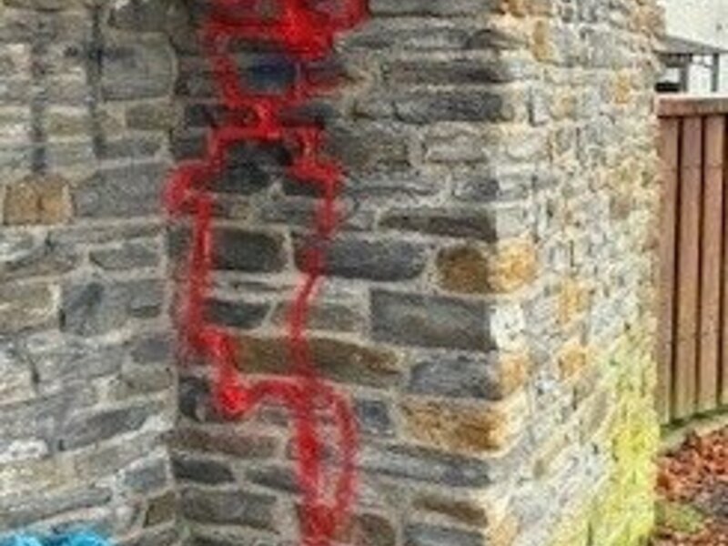 POL-PDTR: Graffiti Beschädigung von Gemeindeeigentum am Busbahnhof in Morbach. - Foto: presseportal.de
