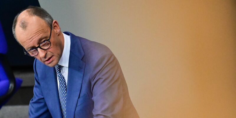 Kanzler Friedrich Merz (CDU) wirbt in seiner Regierungserklärung im Bundestag für die Zustimmung seiner EU-Kolleginnen und -Kollegen zur Nutzung des eingefrorenen russischen Staatsvermögens zu Gunsten der Ukraine. - Foto: Sebastian Gollnow/dpa