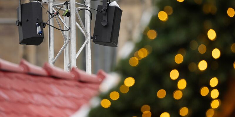 Der Staatsschutz ermittelt wegen rechtsradikaler Musik auf einem Weihnachtsmarkt. (Archivbild) - Foto: Michael Reichel/dpa