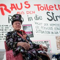 Rosa von Praunheim ist im Alter von 83 Jahren gestorben. (Archivbild) - Foto: Bernd von Jutrczenka/dpa