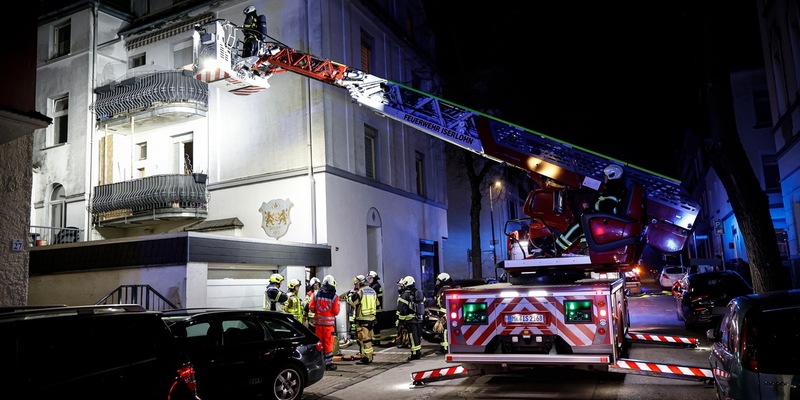 FW-MK: Feuerwehr rettet 11 Personen aus verrauchtem Gebäude - Foto: presseportal.de