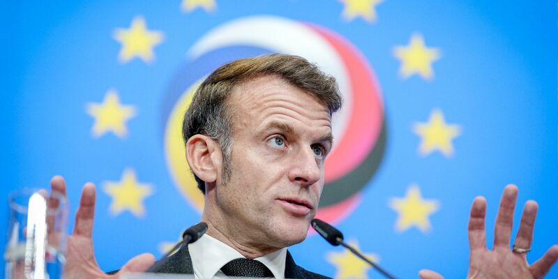 Macron will, dass Fake-Konten schneller aus sozialen Netzwerken entfernt werden (Archivbild). - Foto: Kay Nietfeld/dpa