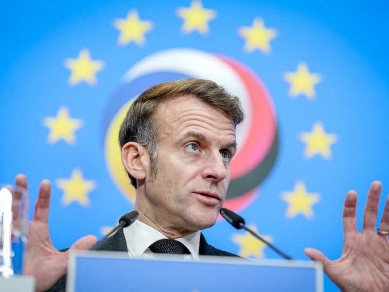 Macron will, dass Fake-Konten schneller aus sozialen Netzwerken entfernt werden (Archivbild). - Foto: Kay Nietfeld/dpa