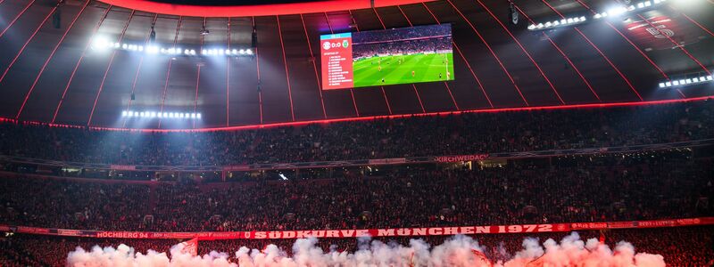Fans des FC Bayern München zünden Pyrotechnik im Fanblock. (Archivbild) - Foto: Tom Weller/dpa