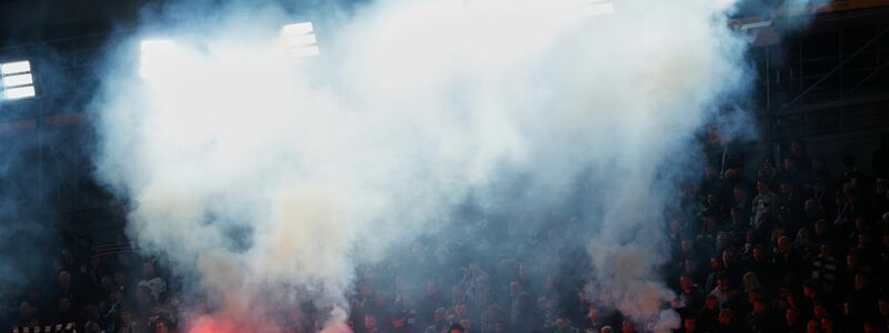 Wegen des Zündelns von Pyrotechnik durch Fans wurde Eintracht Frankfurt nun bestraft. (Archivbild) - Foto: Joan Monfort/AP/dpa