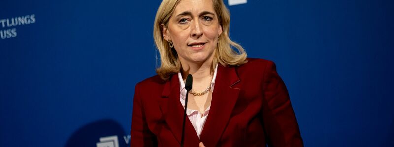 Manuela Schwesig und Hendrik Hoppenstedt wurden als Vermittlungsausschuss-Vorsitzende wiedergewählt. - Foto: Fabian Sommer/dpa