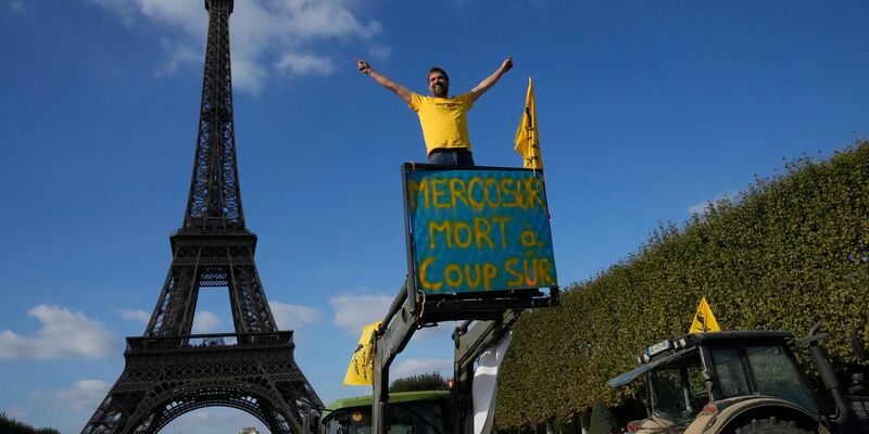 Bauern-Protest am Eiffelturm - Landwirte in Frankreich befürchten, mit den Agrarpreisen der Konkurrenz aus Südamerika nicht mithalten zu können. (Archivbild) - Foto: Michel Euler/AP/dpa