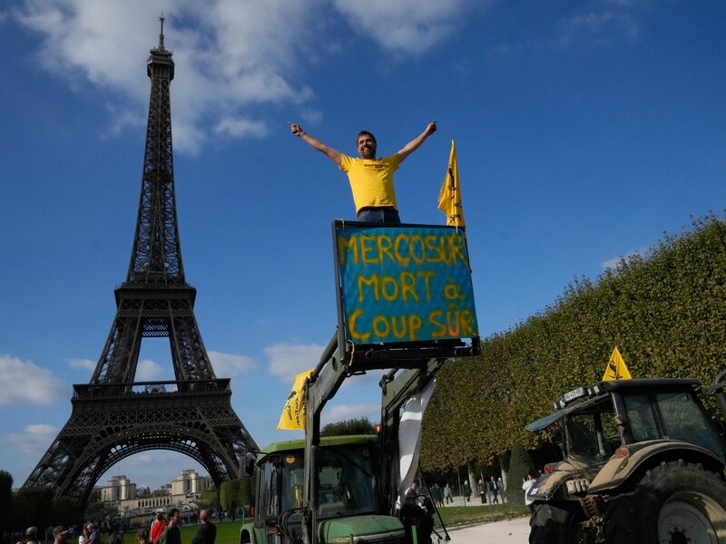 Bauern-Protest am Eiffelturm - Landwirte in Frankreich befürchten, mit den Agrarpreisen der Konkurrenz aus Südamerika nicht mithalten zu können. (Archivbild) - Foto: Michel Euler/AP/dpa