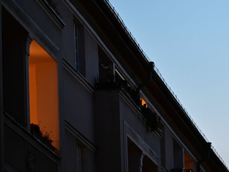 Auf der Suche nach einer neuen Wohnung bewarb sich eine Frau 2022 per Internetformular auf ein Inserat. - Foto: Sebastian Gollnow/dpa