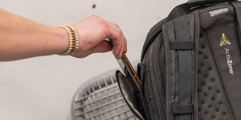 BPOL NRW: Die Bundespolizei warnt vor Taschendieben! Gerade zur Vorweihnachtszeit herrscht bei Langfingern Hochkonjunktur. - Foto: presseportal.de