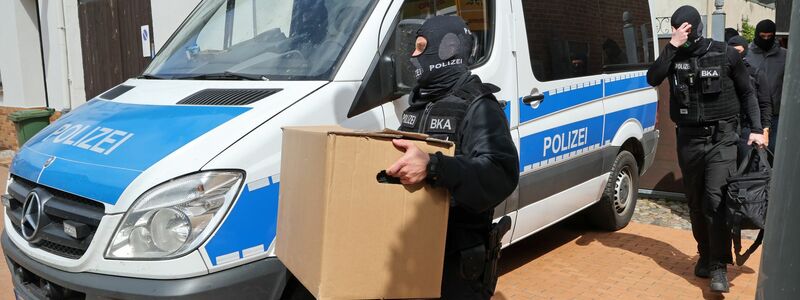 Die Polizei durchsuchte im Mai Gebäude in mehreren Bundesländern. (Archivbild) - Foto: Bernd Wüstneck/dpa