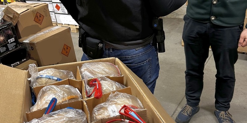 ZOLL-M: Explosiver Fund - Zoll stellt hochgefährliche Kugelbomben sicher. - Foto: presseportal.de