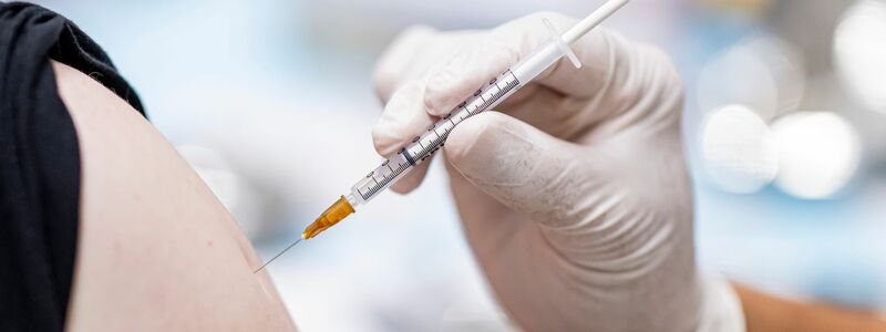 Regional wurde zuletzt der Grippe-Impfstoff knapper. (Archivbild) - Foto: Fabian Sommer/dpa