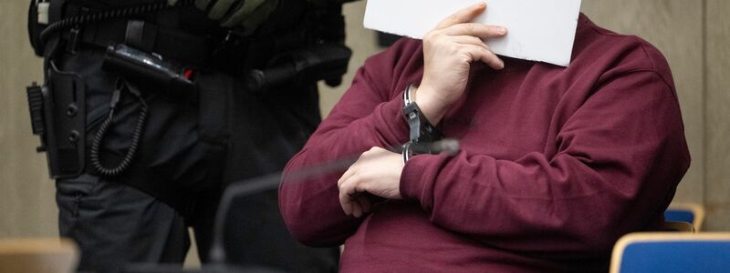 Bei der Fahrt Anfang März war der Angeklagte laut Staatsanwaltschaft gezielt auf Menschen zugefahren. Eine 83-jährige Frau und ein 54-jähriger Mann wurden getötet. - Foto: Marijan Murat/dpa