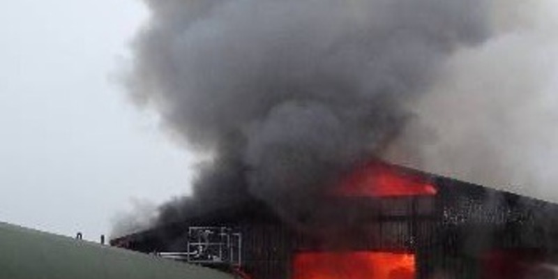POL-ROW: Lagerhalle in Flammen - Foto: presseportal.de