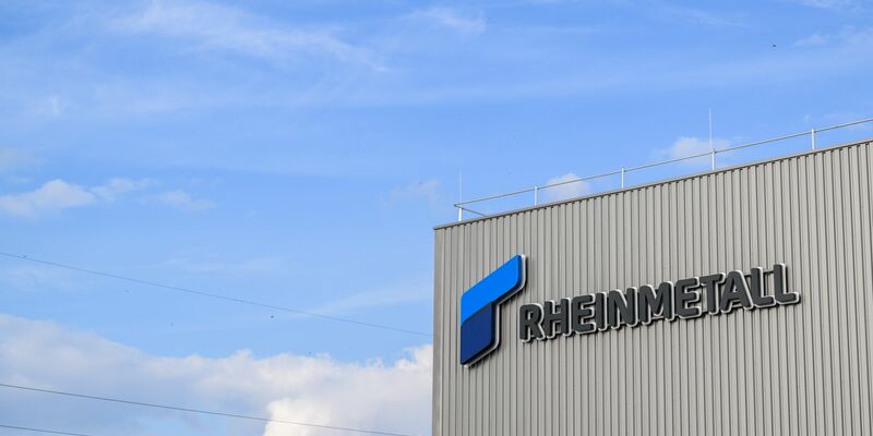 Ganz da oben könnten sie sein: Weltraum-Satelliten, auf die Rheinmetall Zugriff hat und deren Aufnahmen die Firma verkauft. (Archivbild) - Foto: Julian Stratenschulte/dpa