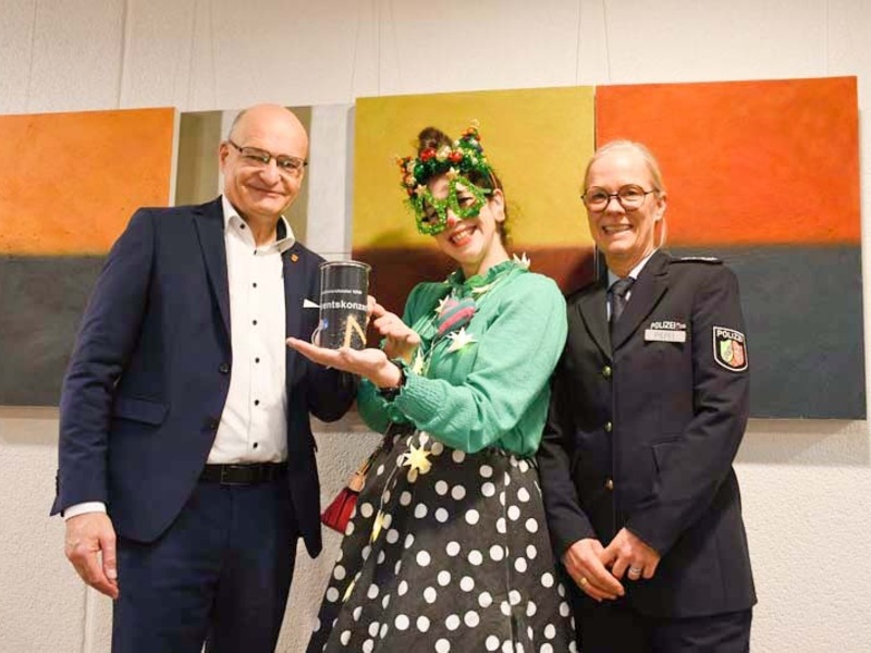 POL-ST: Kreis Steinfurt, Spendenübergabe nach Adventskonzert, fast 3000 Euro für die Klinikclowns im Kreis Steinfurt - Foto: presseportal.de