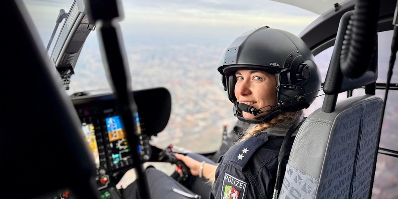 POL-LZPD: LZPD NRW: Erste Einsatzpilotin der Polizeifliegerstaffel NRW in der Luft - Foto: presseportal.de