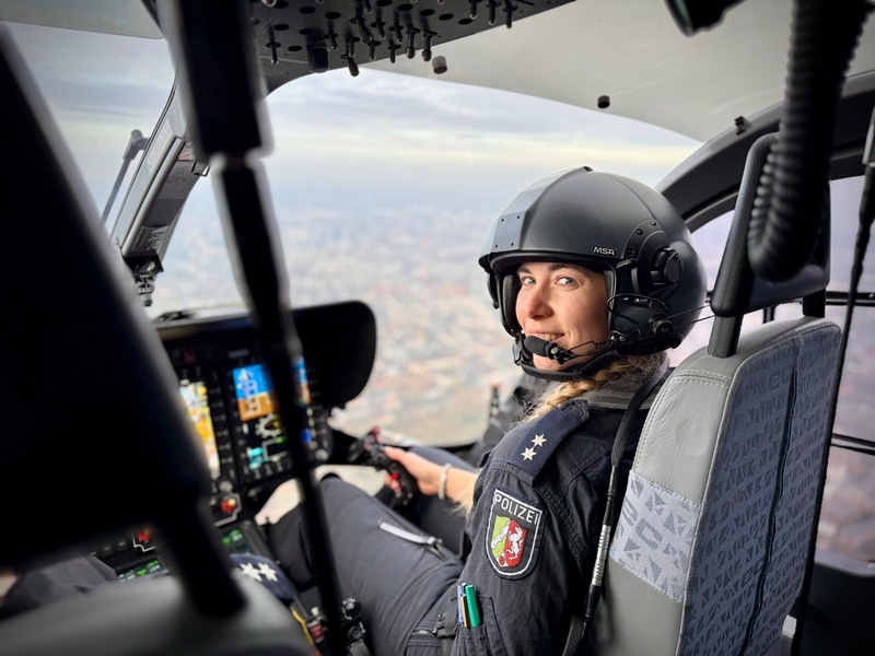 POL-LZPD: LZPD NRW: Erste Einsatzpilotin der Polizeifliegerstaffel NRW in der Luft - Foto: presseportal.de