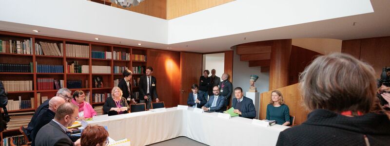 Anfang Dezember begannen die Verhandlungen für die Landesbeschäftigten. (Archivbild) - Foto: Carsten Koall/dpa