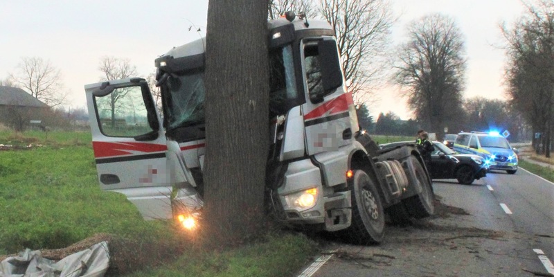 POL-VIE: Tönisvorst: Lkw muss nach schwerem Verkehrsunfall geborgen werden - Bus flüchtig - Foto: presseportal.de
