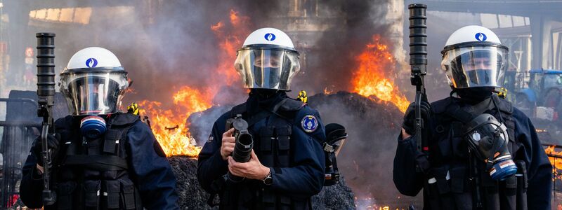 Schon am frühen Morgen hatten sich Landwirte in Brüssel versammelt. - Foto: Marius Burgelman/AP/dpa
