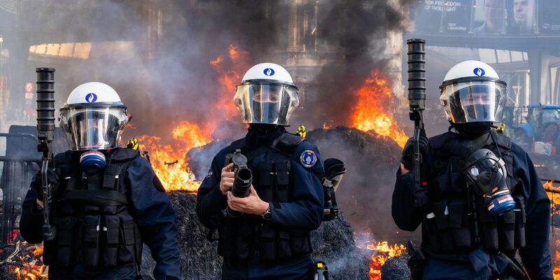 Martialische Bilder vor dem EU-Parlament. - Foto: Marius Burgelman/AP/dpa